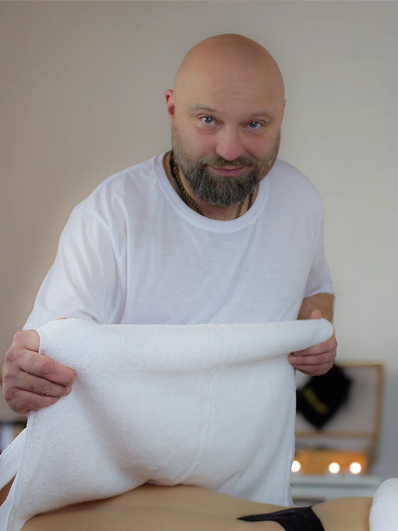 Professioneller Masseur Ruslan Jasin im San Vivo Massagestudio.