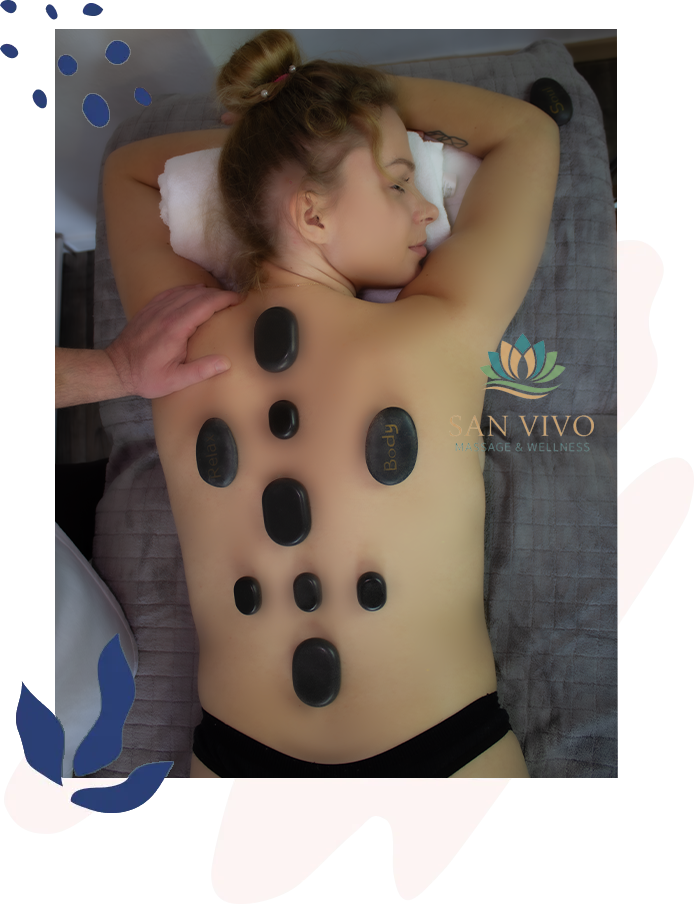 Hot-Stone-Massage bei San Vivo mit warmen Lavasteinen auf dem Rücken