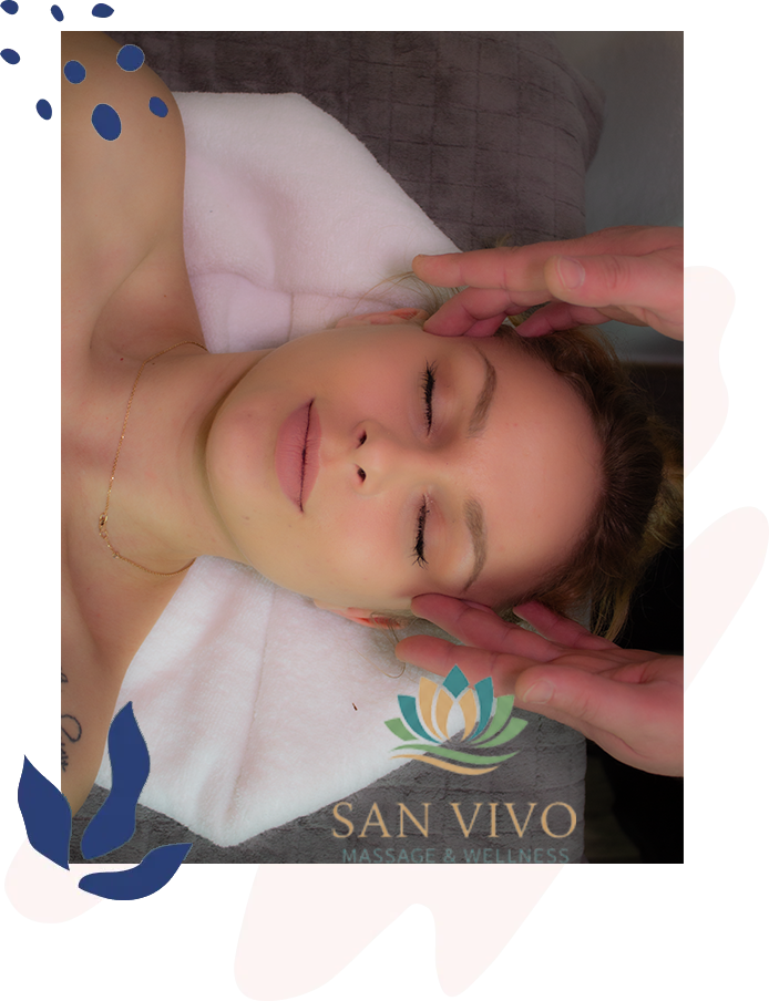 Entspannende Massage mit heißen Handtüchern im San Vivo Wellness-Salon."